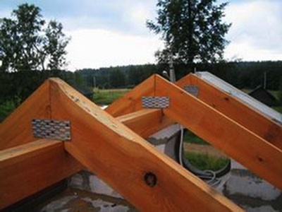 Жесткое крепление стропил стальной пластиной